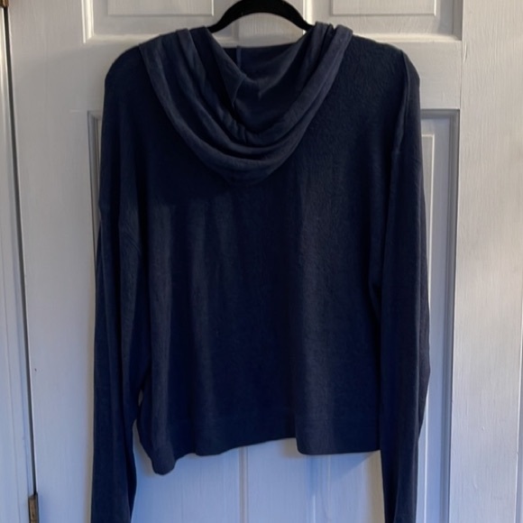 Hollister Light-Weight Cropped Hoodie Size L Navy Super Soft Excellent Conditio - Picture 2 of 4